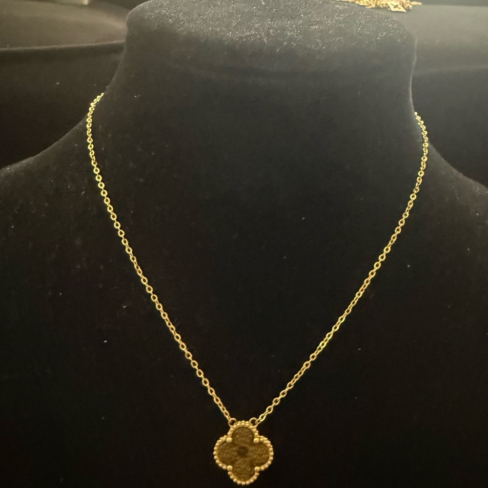 New Elegant Gold tone Clover Pendant Necklace
